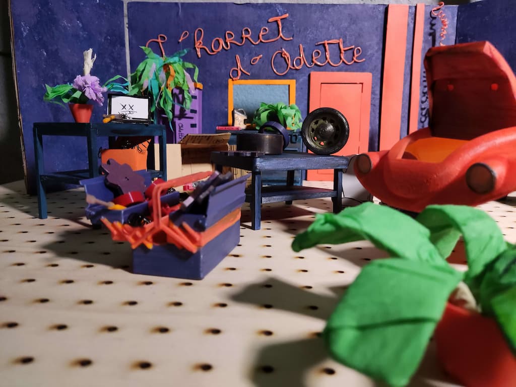 Photo de l'atelier garage d'Odette, décor de la série "C'est quoi nano ?"